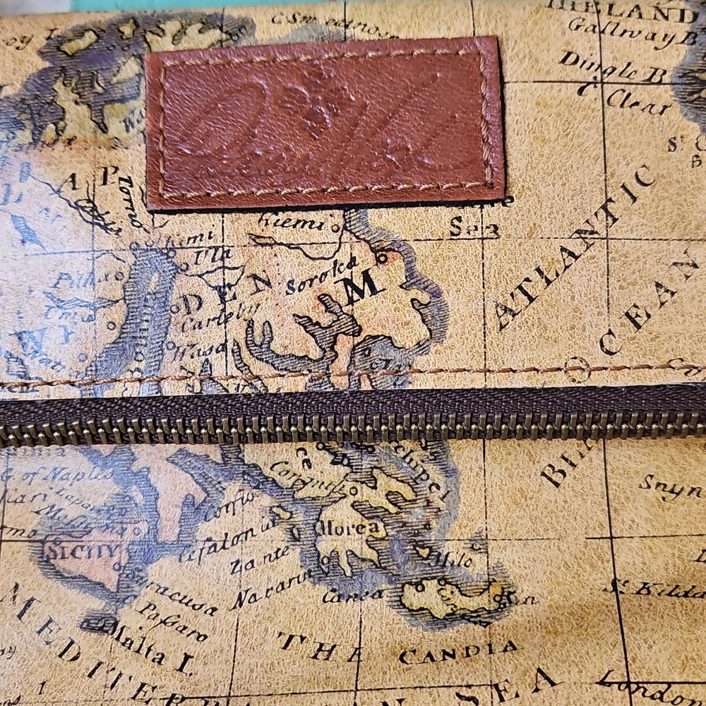 Patricia Nash Valerie European Map Wristlet - Picture 2 of 7